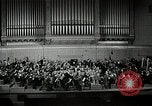 Immagine di Serge Koussevitzky dirige la Boston Symphony Massachusetts United States USA, 1943, secondo 25 filmato di repertorio 65675026225