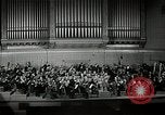 Immagine di Serge Koussevitzky dirige la Boston Symphony Massachusetts United States USA, 1943, secondo 26 filmato di repertorio 65675026225