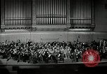Immagine di Serge Koussevitzky dirige la Boston Symphony Massachusetts United States USA, 1943, secondo 27 filmato di repertorio 65675026225
