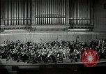 Immagine di Serge Koussevitzky dirige la Boston Symphony Massachusetts United States USA, 1943, secondo 29 filmato di repertorio 65675026225