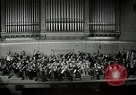 Immagine di Serge Koussevitzky dirige la Boston Symphony Massachusetts United States USA, 1943, secondo 30 filmato di repertorio 65675026225