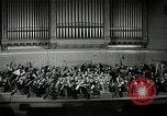 Immagine di Serge Koussevitzky dirige la Boston Symphony Massachusetts United States USA, 1943, secondo 32 filmato di repertorio 65675026225