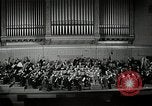 Immagine di Serge Koussevitzky dirige la Boston Symphony Massachusetts United States USA, 1943, secondo 34 filmato di repertorio 65675026225