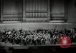 Immagine di Serge Koussevitzky dirige la Boston Symphony Massachusetts United States USA, 1943, secondo 35 filmato di repertorio 65675026225