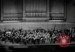 Immagine di Serge Koussevitzky dirige la Boston Symphony Massachusetts United States USA, 1943, secondo 36 filmato di repertorio 65675026225