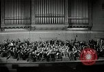 Immagine di Serge Koussevitzky dirige la Boston Symphony Massachusetts United States USA, 1943, secondo 37 filmato di repertorio 65675026225