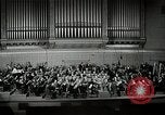 Immagine di Serge Koussevitzky dirige la Boston Symphony Massachusetts United States USA, 1943, secondo 38 filmato di repertorio 65675026225