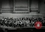 Immagine di Serge Koussevitzky dirige la Boston Symphony Massachusetts United States USA, 1943, secondo 39 filmato di repertorio 65675026225