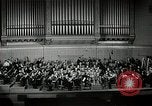 Immagine di Serge Koussevitzky dirige la Boston Symphony Massachusetts United States USA, 1943, secondo 40 filmato di repertorio 65675026225