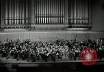 Immagine di Serge Koussevitzky dirige la Boston Symphony Massachusetts United States USA, 1943, secondo 42 filmato di repertorio 65675026225
