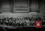 Immagine di Serge Koussevitzky dirige la Boston Symphony Massachusetts United States USA, 1943, secondo 43 filmato di repertorio 65675026225