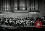 Immagine di Serge Koussevitzky dirige la Boston Symphony Massachusetts United States USA, 1943, secondo 45 filmato di repertorio 65675026225