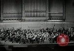 Immagine di Serge Koussevitzky dirige la Boston Symphony Massachusetts United States USA, 1943, secondo 46 filmato di repertorio 65675026225