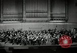Immagine di Serge Koussevitzky dirige la Boston Symphony Massachusetts United States USA, 1943, secondo 47 filmato di repertorio 65675026225