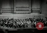 Immagine di Serge Koussevitzky dirige la Boston Symphony Massachusetts United States USA, 1943, secondo 48 filmato di repertorio 65675026225