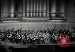 Immagine di Serge Koussevitzky dirige la Boston Symphony Massachusetts United States USA, 1943, secondo 50 filmato di repertorio 65675026225