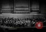 Immagine di Serge Koussevitzky dirige la Boston Symphony Massachusetts United States USA, 1943, secondo 51 filmato di repertorio 65675026225