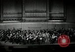 Immagine di Serge Koussevitzky dirige la Boston Symphony Massachusetts United States USA, 1943, secondo 53 filmato di repertorio 65675026225