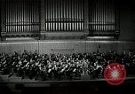 Immagine di Serge Koussevitzky dirige la Boston Symphony Massachusetts United States USA, 1943, secondo 54 filmato di repertorio 65675026225