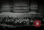 Immagine di Serge Koussevitzky dirige la Boston Symphony Massachusetts United States USA, 1943, secondo 55 filmato di repertorio 65675026225