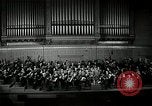 Immagine di Serge Koussevitzky dirige la Boston Symphony Massachusetts United States USA, 1943, secondo 56 filmato di repertorio 65675026225