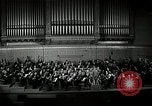 Immagine di Serge Koussevitzky dirige la Boston Symphony Massachusetts United States USA, 1943, secondo 57 filmato di repertorio 65675026225