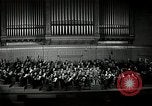 Immagine di Serge Koussevitzky dirige la Boston Symphony Massachusetts United States USA, 1943, secondo 58 filmato di repertorio 65675026225