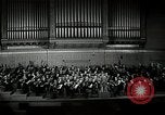 Immagine di Serge Koussevitzky dirige la Boston Symphony Massachusetts United States USA, 1943, secondo 59 filmato di repertorio 65675026225