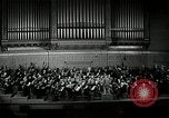 Immagine di Serge Koussevitzky dirige la Boston Symphony Massachusetts United States USA, 1943, secondo 60 filmato di repertorio 65675026225