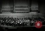 Immagine di Serge Koussevitzky dirige la Boston Symphony Massachusetts United States USA, 1943, secondo 61 filmato di repertorio 65675026225