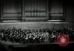 Immagine di Serge Koussevitzky dirige la Boston Symphony Massachusetts United States USA, 1943, secondo 62 filmato di repertorio 65675026225