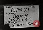Standbild Marines verfügen über riesige unexploded shell Iwo Jima, 1945, aus Sekunde 5 historischem Filmmaterial Videoclip 65675026259