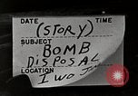 Standbild Marines verfügen über riesige unexploded shell Iwo Jima, 1945, aus Sekunde 6 historischem Filmmaterial Videoclip 65675026259