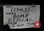 Standbild Marines verfügen über riesige unexploded shell Iwo Jima, 1945, aus Sekunde 7 historischem Filmmaterial Videoclip 65675026259