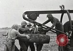 Standbild Marines verfügen über riesige unexploded shell Iwo Jima, 1945, aus Sekunde 8 historischem Filmmaterial Videoclip 65675026259