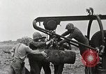 Standbild Marines verfügen über riesige unexploded shell Iwo Jima, 1945, aus Sekunde 9 historischem Filmmaterial Videoclip 65675026259