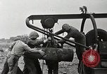 Standbild Marines verfügen über riesige unexploded shell Iwo Jima, 1945, aus Sekunde 10 historischem Filmmaterial Videoclip 65675026259
