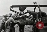 Standbild Marines verfügen über riesige unexploded shell Iwo Jima, 1945, aus Sekunde 11 historischem Filmmaterial Videoclip 65675026259