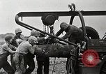 Standbild Marines verfügen über riesige unexploded shell Iwo Jima, 1945, aus Sekunde 12 historischem Filmmaterial Videoclip 65675026259