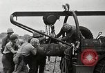 Standbild Marines verfügen über riesige unexploded shell Iwo Jima, 1945, aus Sekunde 13 historischem Filmmaterial Videoclip 65675026259