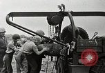 Standbild Marines verfügen über riesige unexploded shell Iwo Jima, 1945, aus Sekunde 14 historischem Filmmaterial Videoclip 65675026259