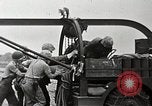 Standbild Marines verfügen über riesige unexploded shell Iwo Jima, 1945, aus Sekunde 16 historischem Filmmaterial Videoclip 65675026259