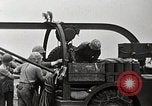 Standbild Marines verfügen über riesige unexploded shell Iwo Jima, 1945, aus Sekunde 17 historischem Filmmaterial Videoclip 65675026259