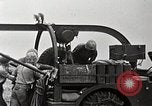 Standbild Marines verfügen über riesige unexploded shell Iwo Jima, 1945, aus Sekunde 18 historischem Filmmaterial Videoclip 65675026259