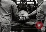 Standbild Marines verfügen über riesige unexploded shell Iwo Jima, 1945, aus Sekunde 24 historischem Filmmaterial Videoclip 65675026259