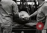 Standbild Marines verfügen über riesige unexploded shell Iwo Jima, 1945, aus Sekunde 25 historischem Filmmaterial Videoclip 65675026259