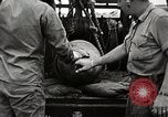 Standbild Marines verfügen über riesige unexploded shell Iwo Jima, 1945, aus Sekunde 26 historischem Filmmaterial Videoclip 65675026259