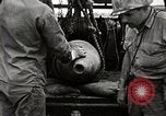 Standbild Marines verfügen über riesige unexploded shell Iwo Jima, 1945, aus Sekunde 27 historischem Filmmaterial Videoclip 65675026259