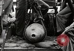 Standbild Marines verfügen über riesige unexploded shell Iwo Jima, 1945, aus Sekunde 33 historischem Filmmaterial Videoclip 65675026259
