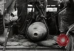 Standbild Marines verfügen über riesige unexploded shell Iwo Jima, 1945, aus Sekunde 35 historischem Filmmaterial Videoclip 65675026259